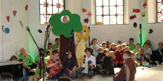 Eine Spielszene: Jesus und die Jünger im Garten Gethsemane. (Foto: Bettina Görlitzer)