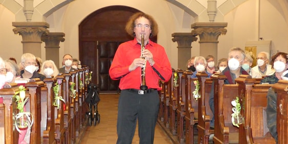 Burkhard Waimann (Klarinette) präsentierte zusammen mit Wolfgang Kimpel (Orgel und Flügel) Stücke, die mit der Textauslegung harmonisierten. (Foto: Ingrid Weiland)
