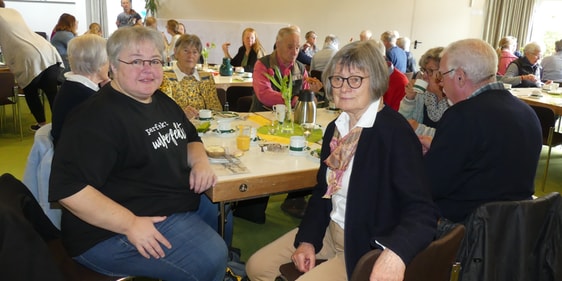 Beim CVJM-Mehrgenerationenfrühstück war als die Referentin CVJM-Bundessekretärin Tanya Worth (l.); neben ihr Annelie Korte vom CVJM-Dahle, die das Treffen organisiert hatte. (Foto: Ingrid Weiland)