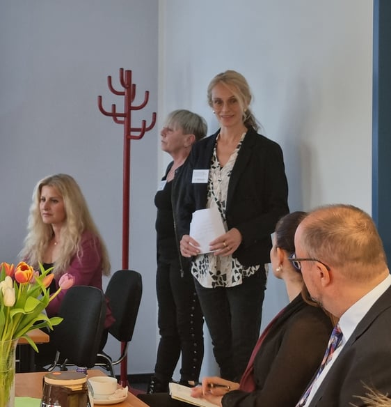 Die Mitarbeiterinnen Szilvia Wittmann und Lumnije Krasniqi stellten in einer Präsentation die Aufgaben und Funktionen der Beratungsstelle dar. (Foto: EKKLP)
