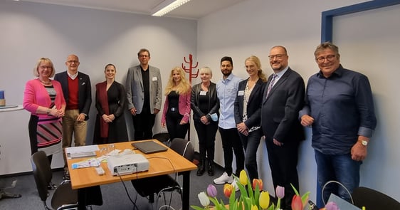 Mit im Gespräch: (v.l.n.r.) Geschäftsführerin des Diakonisches Werkes Iris Jänicke, Kandidat zur Landtagswahl Ralf Schwarzkopf, Staatssekretärin Gonca Türkeli-Dehnert, Fachdienstleiter Ioannis Mavroidopoulos, Sozialberaterinnen und -berater am Standort Lüdenscheid Lumnije Kransiqi, Sybille Wiehle, Ioannis Kirgiazis, Szilvia Wittmann, Superintendent Dr. Christof Grote, Diakoniepfarrer Volker Bäumer. (Foto: EKKLP)