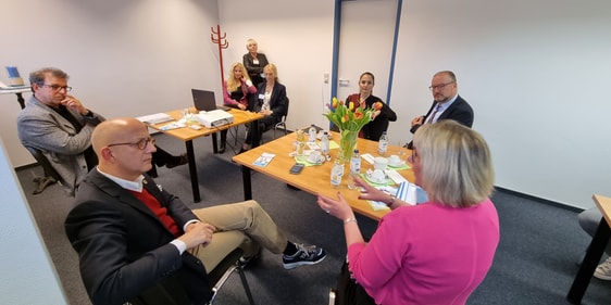 In offener Gesprächsrunde konnten Bedenken und Fragen geäußert werden. (Foto: EKKLP)