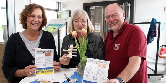 Mit Flyern lädt die Kreuzkirchengemeinde zum Besuch ihres neuen Begegnungscafés ein. Rechts Küster Olaf Abraham, der zu den Initiatoren des Cafés gehört. (Foto: Jakob Salzmann)