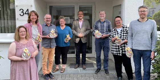 Superintendent Dr. Christof Grote (Mitte) begrüßte die Mitglieder der neu gewählten Mitarbeitervertretung im Kirchenkreis Lüdenscheid-Plettenberg bei einem ersten Treffen (v.l.n.r): Kathrin Hunold, Sandra Reppin, Dieter Löbel, Gunda Seckelmann, Henning Dicke, Britta Däumer, Dirk Kensche. Es fehlen Silke Ossenberg und Jasmin Jung (Foto: EKKLP)