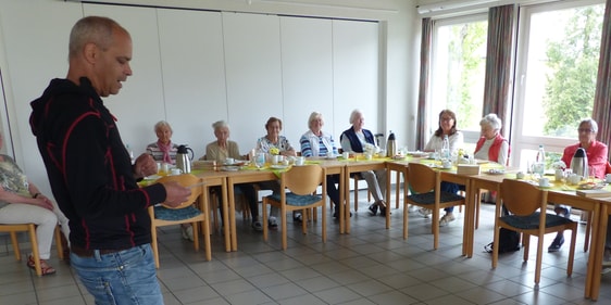 Für einen unterhaltsamen Nachmittag bei der Rönsahler Frauenhilfe sorgte Pastor George Freiwat mit einem munteren Fragenkatalog rund um Bibel und Gemeindeleben. (Foto: Rainer Crummenerl)