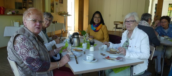 Hanni Bethke (r.) lud alle, die sich für das „Ehrenamt gegen den Hunger“ interessieren, ein, sich selbst ein Bild davon zu machen. (Foto: Ingrid Weiland)