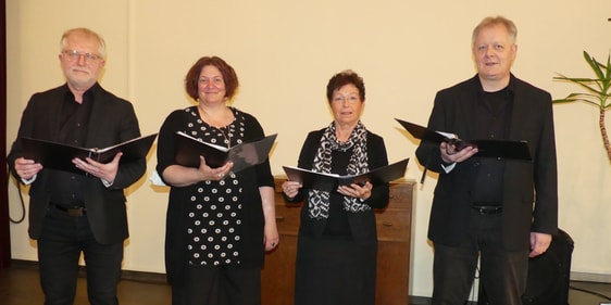 Das Vocal-Quartett mit Reinhard Derdak (v.l.n.r.), Christine Schaumann, Brunhilde Bohlmann und Leonhard Voos begleitete den Abendgottesdienst in der Johanneskirche musikalisch. (Foto: Ingrid Weiland)