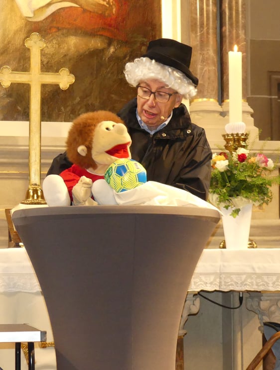 Anspiel von Gemeindepädagoge Reiner Freudenreich mit Handpuppe im Familiengottesdienst. (Foto: Ingrid Weiland)