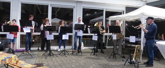Auftritt des Ensembles Brass-Sound beim Ausklang des Gemeindefests. (Foto: Ingrid Weiland)