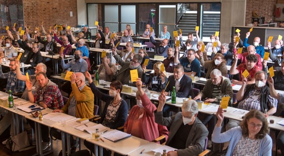 Mehrheitlich stimmte die Synode lediglich dem Vorschlag zu, eine Sondertagung am 2. September durchzuführen und dort zusammen mit Oberkirchenrätin Katrin Göckenjan-Wessel über künftige Planungen zu sprechen. (Foto: Martin Büdenbender)
