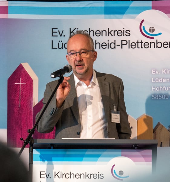 Dr. Peter Böhlemann zeigte in seinem Vortrag „Hoffnung für Kirche in fragilen Zeiten“ die Entwicklung von Kirche auf. Der Leiter des Instituts für Aus-, Fort- und Weiterbildung der Ev. Kirche von Westfalen machte deutlich, dass neue Herausforderungen auch immer Chancen mit sich brächten (Foto: Martin Büdenbender)