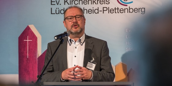 Superintendent Dr. Christof Grote und die Synode des Kirchenkreises stimmten mit großer Mehrheit dafür, am 2. September Sondertagung durchzuführen. Ziel müsse es dann sein, mit der zuständigen Personalreferentin der Landeskirche über künftige Planungen zu sprechen und hierbei eigene Vorschläge vorzulegen. (Foto: Martin Büdenbender)