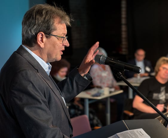 Assessor Martin Pogorzelski, der auch Vorsitzender des Struktur- und Perspektivausschusses im Kirchenkreis ist, blickte aus Sicht des heimischen Kirchenkreises und seiner 23 Kirchengemeinden während der Tagung mit großer Skepsis auf die zu erwartende Entwicklung. Den vorgegebenen Weg der Landeskirche, sollte der Kirchenkreis nicht mitgehen (Foto: Martin Büdenbender)