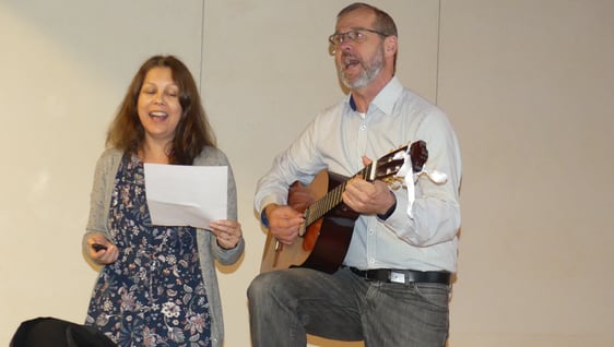 Der musikalische Vortrag von Dietmar und Denice Kliewer in der Markuskirche – mit einem portugiesischen Lied – wurde mit großem Beifall aufgenommenen. (Foto: Ingrid Weiland)