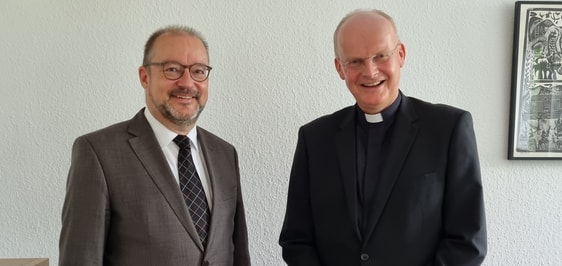 Dr. Christof Grote, Superintendent des Evangelischen Kirchenkreises Lüdenscheid-Plettenberg, begrüßte Dr. Franz-Joseph Overbeck, Katholischer Bischof des Bistums Essen, zum gemeinsamen Austausch. Hierbei war die Ökumene das Hauptthema des Treffens. Die führenden Geistlichen waren sich hierbei einig, dass man in Zukunft noch enger zusammenarbeiten wolle. Das Ziel hierbei wäre: wo es gut möglich ist - gemeinsam Kirche zu sein (Foto: EKKLP)