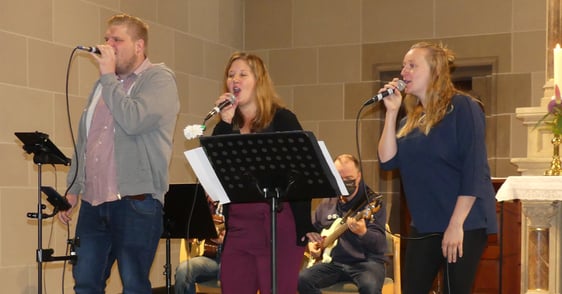 „Voices for Christ“ (vom „Wir singen für Jesus“-Chor in Halver) versetzte die Gemeinde mit seinen schwungvollen Beiträgen in Begeisterung. (Foto: Ingrid Weiland)