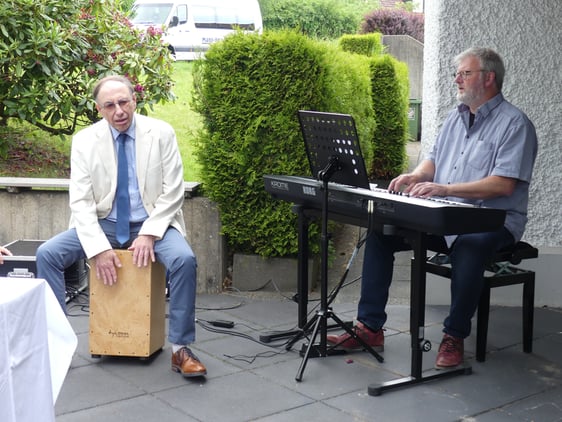 Andreas Theil (Keyboard) und Reiner Freudenreich (Cajón) begleiteten den Gemeindegesang. (Foto: Ingrid Weiland)