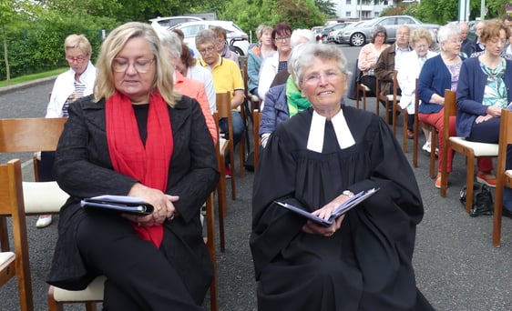 Pfarrerin Bärbel Wilde (r.) und Gemeindemitarbeiterin Ute Leitner gestalteten mit Predigt und Lesungen den Gottesdienst inhaltlich. (Foto: Ingrid Weiland)