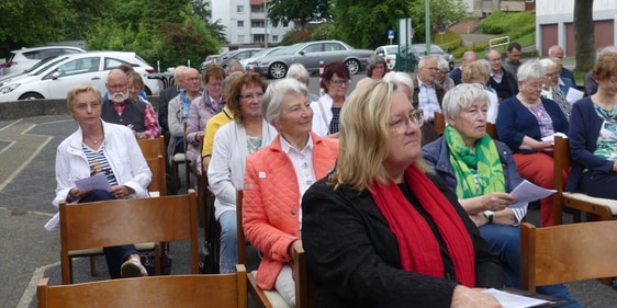 Viele waren am Pfingstsonntag gekommen, um auf dem Gelände der Markuskirche einen Festgottesdienst unter freiem Himmel zu feiern. (Foto: Ingrid Weiland)