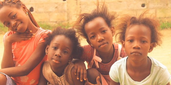 Arbeitskreis Kamerun der Lüdenscheider Versöhnungskirchengemeinde und der Altenaer Verein zur Förderung der Kultur und Wissenschaft in Afrika e.V. bitten um Spenden für geflüchtete Schulkinder in Kamerun. (Foto: pixabay.com)