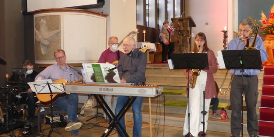 Mitglieder der drei genannten Gemeinden bildeten unter der Leitung von Kantor Wolfgang Kimpel ein Instrumentalensemble, das alle mitriss. (Foto: Ingrid Weiland)
