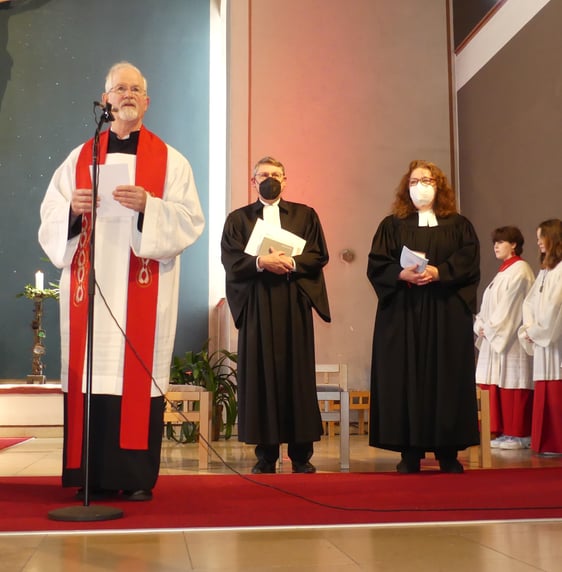 Der ökumenische Gottesdienst in der Kirche Maria Königin wurde von Pastor Hans Ferkinghoff, Pfarrerin Ramona Winkler-Rudzio und Pfarrer Rainer Gremmels gemeinsam geleitet. (Foto: Ingrid Weiland)