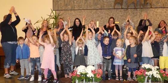 Von beiden Kitas der Johanneskirchenkirchengemeinde führten Kinder und Erzieherinnen auch ein Lied auf, das zu Bewegungen einlud. (Foto: Ingrid Weiland)