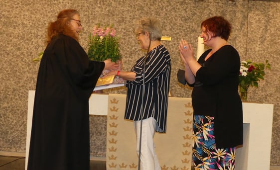 Im Namen der Gemeinde überreichten Presbyterinnen Pfarrerin Ramona Winkler-Rudzio Blumen, weil sie seit 25 Jahren in der Gemeinde tätig ist. (Foto: Ingrid Weiland)