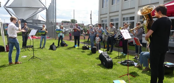 Das Jubiläumsfest wurde mit einem sehr ansprechenden Aufritt der Blechbläser eröffnet. (Foto: Ingrid Weiland)