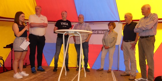 „Mathilde-Talk“: unter der Leitung von Jenny Jungeblodt (v.l.n.r.) blickten der jetzige Vereinsvorsitzende Christoph Weiland und seine Amtsvorgänger Steffen Waldminghaus, Günter Ozdyk, Eugenia Rietzscher, Dietmar Tichi und Wolfgang Schwitzer auf die Vergangenheit des Vereins zurück. (Foto: Ingrid Weiland)