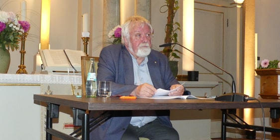 Pastor Johannes Broxtermann berichtete im Rahmen des Jubiläums „950 Jahre Erlöserkirche“ über Entwicklungen der Kirche aus katholischer Perspektive. (Foto: Ingrid Weiland)