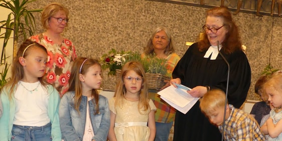 Gemeindepfarrerin Ramona Winkler-Rudzio verabschiedete Cornelia Schiffer (l. hinten), die 33 Jahre in der Wichern-KiTa tätig war. (Foto: Ingrid Weiland)