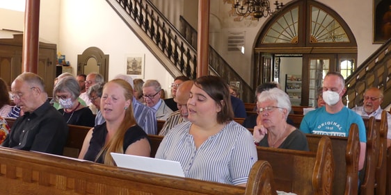 Freunde des CVJM-Kreisverbandes Lüdenscheid kamen in der Servatiuskirche in Rönsahl zusammen. (Foto: Ingrid Weiland)
