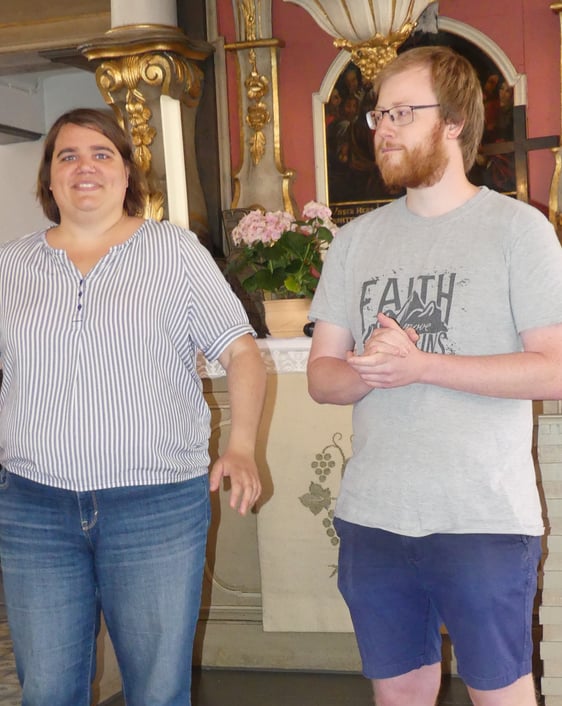 Begrüßung zum Freundestreffen des CVJM-Kreisverbandes in der Servatiuskirche in Rönsahl durch CVJM-Kreisverbandsvorsitzende Sarah Klapic und ihren Stellvertreter Jan Moritz Schmale. (Foto: Ingrid Weiland)