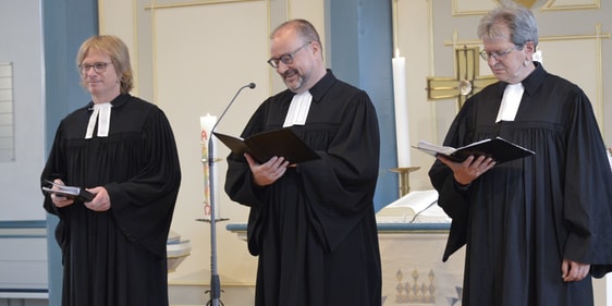 Gott schien sich genauso über Mathea Diekers Ordination zu freuen, wie Superintendent Dr. Christof Grote und Assessor Pfarrer Martin Pogorzelski (r.) sowie Scriba Dirk Grzegorek (l.), die bei der Ordination assistierten. (Foto: Iris Kannenberg)