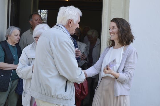 Die Schlange der Gratulanten wollte nicht enden und jeder hatte noch ein ganz persönliches und gutes Wort für die frisch Ordinierte parat. (Foto: Iris Kannenberg)