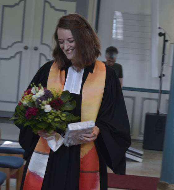 Nach der Einsegnung wurden der Pastorin Blumen und ein Geschenk vom Superintendenten des heimischen Kirchenkreises überreicht. (Foto: Iris Kannenberg)