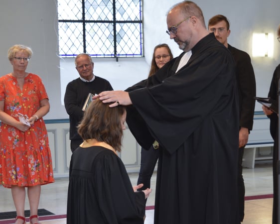Superintendent Dr. Christof Grote segnete die junge Pastorin für ihren weiteren Dienst ein. (Foto: Iris Kannenberg)
