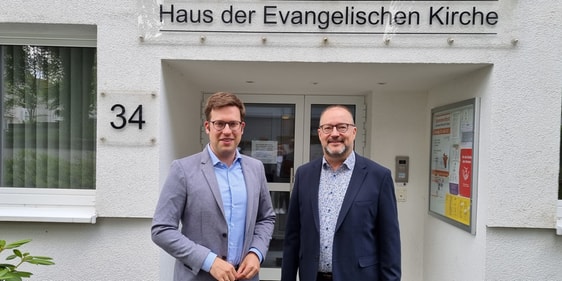 Bundestagsabgeordneter Florian Müller (l.) und Superintendent Dr. Christof Grote trafen sich zum Austausch im Haus des Ev. Kirchenkreises Lüdenscheid-Plettenberg. (Foto: EKKLP)