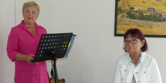 Birgit Gütting (l.) und Gaby Passow informierten an dem Begegnungsnachmittag des Frauenhilfsbezirksverbandes Lüdenscheid-Volmetal im Gemeindehaus in Heedfeld über Alkoholabhängigkeit und Ko-Abhängigkeit. (Foto: Ingrid Weiland)