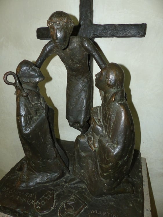 Ein Bild aus den 80er Jahren mit Symbolcharakter: Jesus Christus beugt sich vom Kreuz herab und legt seine Hände auf die beiden Reformer Bernhard von Clairvaux und Martin Luther (r.). (Foto: Rainer Crummenerl)