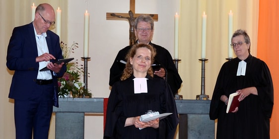 Glückwünsche und Geschenke gab es für die neue Pfarrerin, die in der Volmestadt und im Ebbedorf bereits bestens bekannt ist. Unser Foto zeigt (v.l.) Markus vom Lehn, Martin Pogorzelski und Martina Kämper, Doris Korte. (Foto: Luitgard Müller)