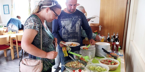 Drinnen im Saal war ein abwechslungsreiches Salatbüfett aufgebaut. (Foto: Jakob Salzmann)