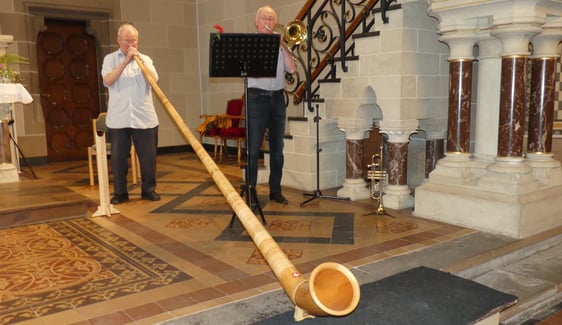 Rolf Moos (Alphorn) und Wolfgang Kimpel (Trompete) gestalteten den Monatsschlussgottesdienst in der Christuskirche musikalisch. (Foto: Ingrid Weiland)