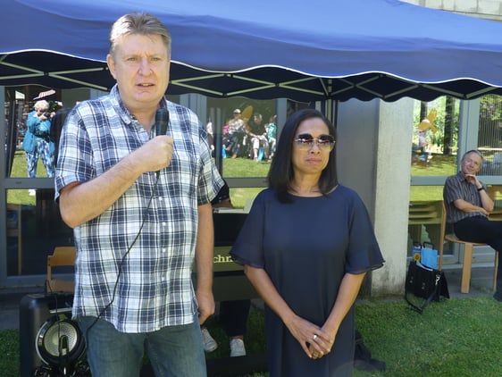 Das Ehepaar Sven und Joice Scheunemann waren als Überraschungsgäste erschienen und bedankte sich für die langjährige Unterstützung des Projekts „Haus des Lebens“ in Indonesien. (Foto: Ingrid Weiland)