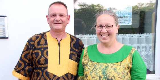 Dorothea und Volker Lohmann gewährten am Donnerstag beim Männerkreis der Evangelischen Kirchengemeinde Hülscheid-Heedfeld Einblick in ihre Arbeit in Gambia, dem kleinsten Land Afrikas. (Foto: Jakob Salzmann)