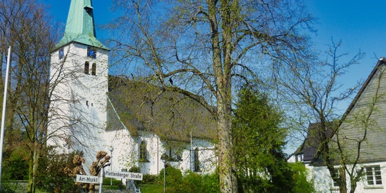 Die Evangelische Apostelkirche in Herscheid öffnet im Rahmen der Initiative „Offene Kirchen“ jeden Mittwoch die Türen für Besucher. (Foto: Birgit Hüttebräucker)