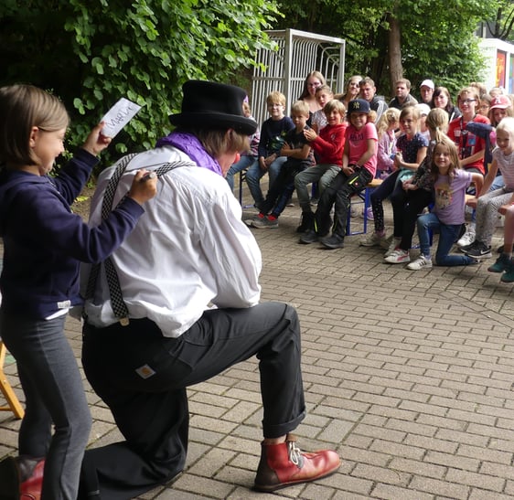 Clown Lino „verzauberte“ seine Zuschauerinnen und Zuschauer im Audrey’s. (Foto: Ingrid Weiland)