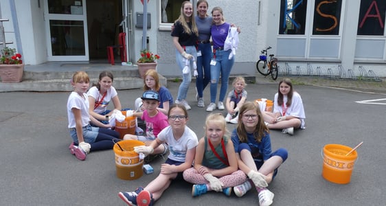 CVJM Lüdenscheid-West im Jugendheim Mathildenstraße: Dem Abschlussfest war ein Workshoptag vorausgegangen, an dem die Kinder unter anderem T-Shirts gebatikt und Ballon-Figuren gebastelt hatten. (Foto: Ingrid Weiland)