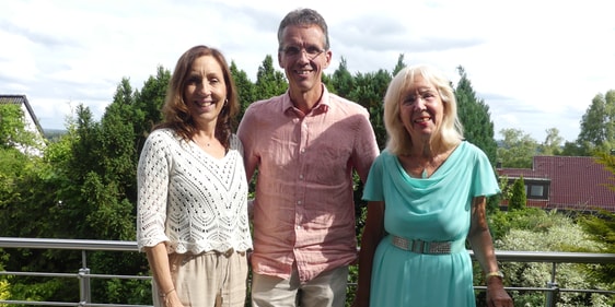 Axel Fischer, Missionar, Pastor und Veranstalter der „Nomadic Sprit“-Tour mit Ehefrau Christiane (l.) und Irmtraut Huneke, Vorsitzende der Evangelischen Allianz Lüdenscheid, die auch in der ökumenischen Initiative „Gemeinsame Wege“ aktiv ist. Bei ihr können sich alle melden, die in der Nacht vom 11. zum 12. August Mitglieder der mongolischen Gruppe (mit Frühstück) aufnehmen möchten. (Foto: Ingrid Weiland)